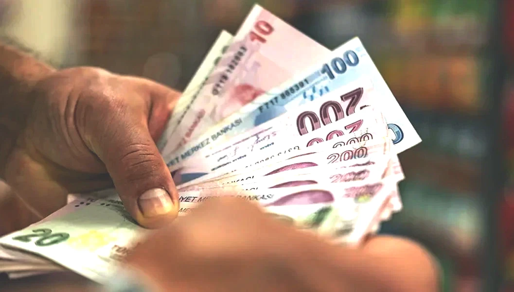 Türkiye'de 8 Eylül 1999 tarihinden sonra sigortalı olarak çalışmaya başlayan milyonlarca bireyin kademeli emeklilik beklentisi ve adalet isteği hala gündemde. EYT düzenlemesinin ardından, sigorta giriş tarihinin yalnızca bir gün ya da birkaç ay fark göstermesi sonucu emeklilik yaşının 17-20 yıl artması, toplumsal bir mağduriyet yarattı. Mevcut sistemdeki ciddi yaş farklılıklarını ortadan kaldırmak amacıyla, kamuoyunda ve sendikalarda çeşitli kademeli emeklilik önerileri gündeme gelmekte. Meclis’te kademeli emeklilik yasasının çıkarılması için yasa teklifi sunuldu. Eğer beklenen bu düzenleme uygulanmaya konulursa, 1999 sonrasında sigorta girişi olan bireyler ne zaman emekli olabilecek? İşte 1999 sonrası sigorta kaydı bulunan çalışanlar için önerilen kademeli emeklilik yaşı ve prim tablosu.