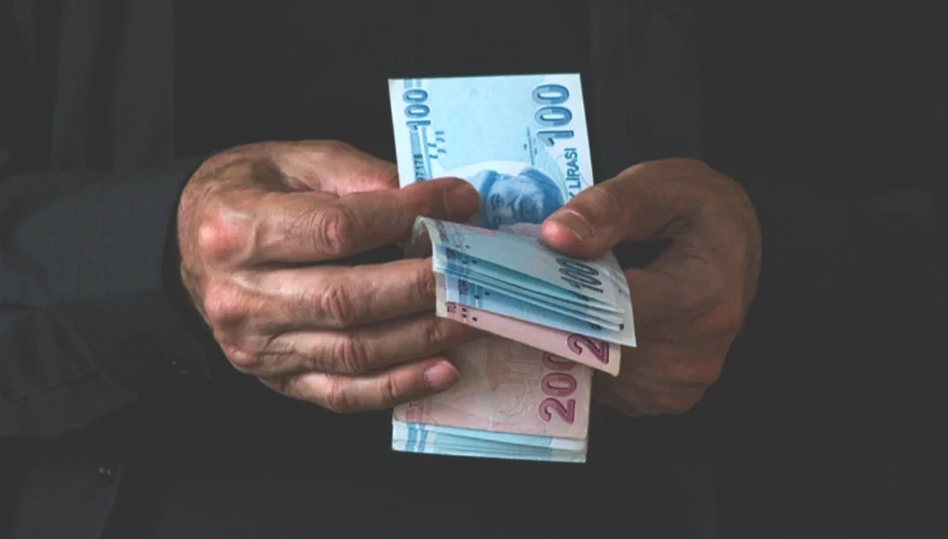 2004 sigorta girişi olanlar ne zaman emekli olacak? Kadın: 47 yaş / 6.700 prim. Erkek: 49 yaş / 6.700 prim.